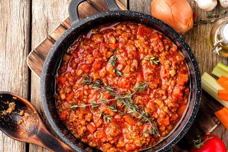 Apropos Soße: Die sollte immer vor den Nudeln fertig sein! Denn sie kann ohne Probleme warm gehalten werden, bis die Pasta g...