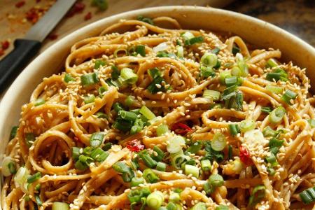 Pasta und Soße am besten kurz vor dem Servieren in einer großen, vorgewärmten Schüssel mischen. So bleibt beides heiß und ka...