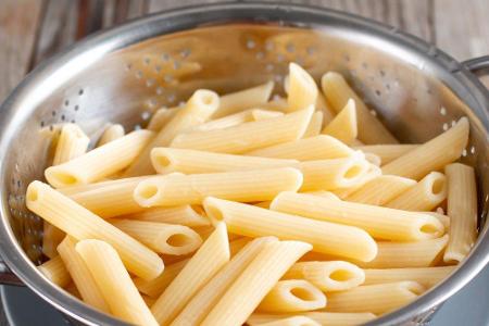 Gekochte Nudeln lassen sich im Kühlschrank etwa zwei Tage aufbewahren. Trockene Nudeln halten sich bis zu einem Jahr.
