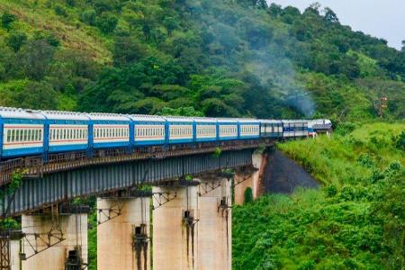 Die Tanzania-Zambia-Railway führt, wie der Name schon vermuten lässt, von Daressalam in Tansania nach Kapiri Mposhi in Sambi...