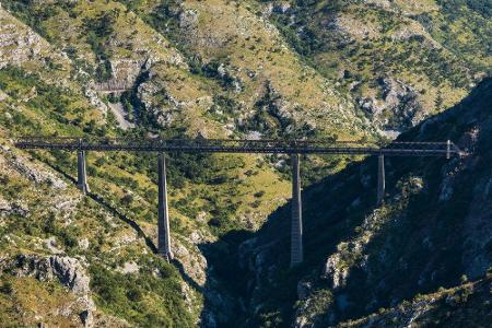 Von Serbien nach Montenegro führt eine 476 Kilometer lange Bahnstrecke. Hier bekommen Passagiere atemberaubende Gebirge und ...