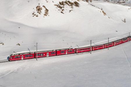 Der Schweizer Bernina Express startet in Chur und fährt über St. Moritz bis nach Tirano. Einzigartige Landschaften bekommen ...