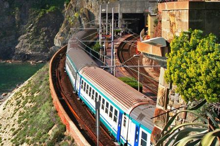 Auf einem zwölf Kilometer langen Küstenabschnitt reihen sich in Italien fünf malerische Dörfer: die Cinque Terre. Zwischen d...