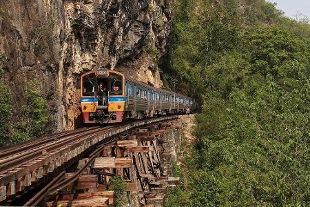 Thailands Death Railway führt an steilen Abgründen und Brücken vorbei. Man kann sowohl in Bangkok als auch in Kanchanaburi d...
