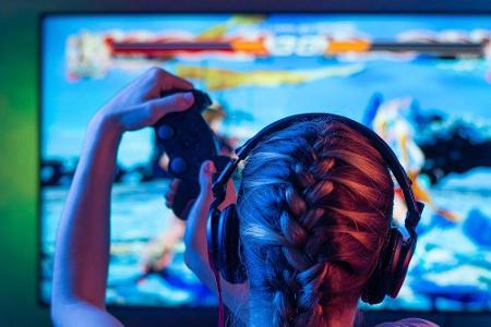 Wer an dem neuen Fernseher auch zocken möchte, der sollte auf die Reaktionszeit eines Gerätes achten.