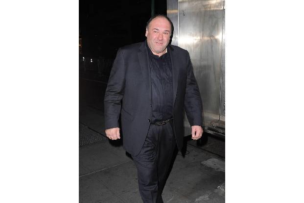 James Gandolfini ging HBO an, weil er 2003 mehr Gage für 'Die Sopranos' wollte. Statt mickriger 400.000 Dollar pro Folge sol...