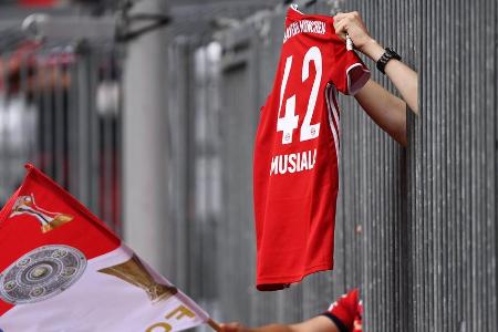 Wo gibt es das günstigste Trikot inklusive Flock des Lieblingsspielers und offiziellem Bundesliga-Logo? Wo bezahlen Fans am ...