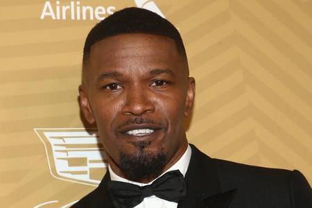 Jamie Foxx war noch mutiger, denn er hievte 2016 einem Mann aus einem brennenden Auto. Der Mann hatte einen Unfall vor seine...
