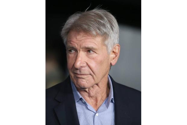 Auch Harrison Ford reiht sich in die Hollywood-Held*innen-Riege ein. Er schnappte sich 2001 seinen Hubschrauber, um im Yell...