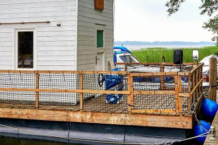 Wer möchte, kann sich auch ein Hausboot mieten und so die Seenplatte erkunden. Tagelang durch die Gegend schippern - da sind...