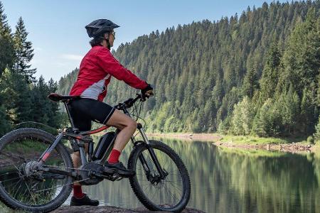Adrenalin gepaart mit wunderschöner Natur? Das gibt es im Schwarzwald! Per Mountainbike lässt sich die Gegend perfekt erkund...