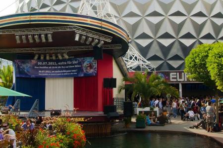 Nicht weit vom Schwarzwald entfernt, in Rust, befindet sich der Europa-Park. Über 100 Attraktionen warten im beliebtesten Fr...