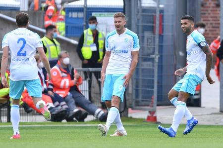 Am Sonntag stand für den FC Schalke 04 das zweite Saisonspiel in der 2. Bundesliga an. Bei Holstein Kiel brannten die Königs...