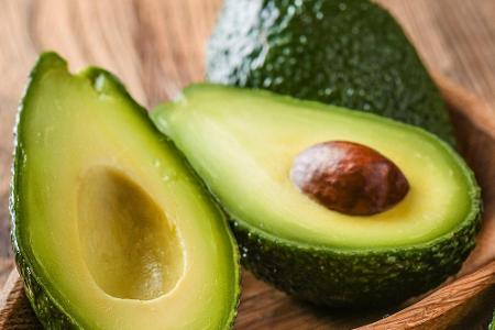 Avocados sind wahre Alleskönner. Sie machen nicht nur in der Küche eine gute Figur, sondern auch im Beauty-Bereich. Immer hä...