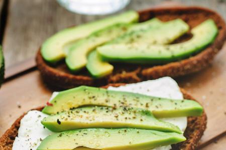 So enthalten Avocados beispielsweise viel Vitamin C und gesunde Omega-6-Fettsäuren. Diese machen Hautentzündungen und sogar ...