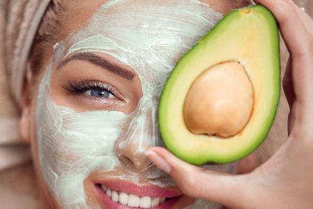 Avocado-Masken lassen sich zu Hause ganz einfach selbst herstellen. Alles, was es dazu braucht, sind eine Avocado, Naturjogh...