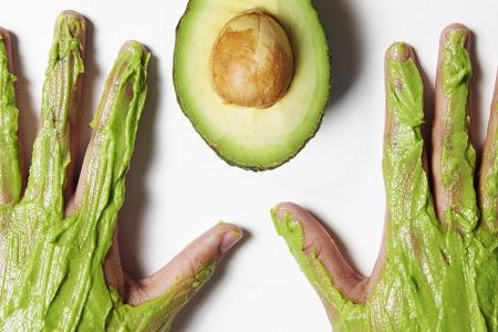 Nie wieder rissige und spröde Haut im Winter: Aus einer überreifen Avocado, Zucker, Olivenöl sowie ätherischem Öl lässt sich...