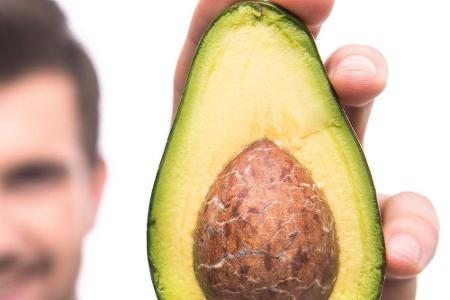 Juckende Kopfhaut und Schuppen ade - mithilfe von Avocados. Ein Gemisch aus Fruchtfleisch, Honig und Teebaumöl beruhigt die ...