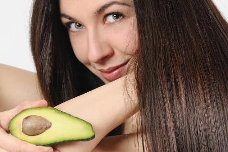 Tun Sie Ihrem Haar etwas Gutes! Avocado-Kuren sind reich an Nährstoffen und Vitamin E. Damit reparieren sie beschädigtes Haa...
