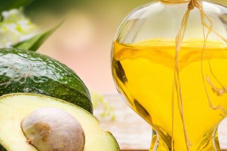 Avocados als Sonnenschutz verwenden? Das geht: Das Öl der Frucht legt sich mit seinem hohen Gehalt an Palmitinsäure auf die ...