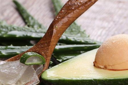 Bei Sonnenbrand kann die Avocado ebenfalls zum Einsatz kommen. Das reife Fruchtfleisch mit etwas Aloe Vera oder Naturjoghurt...