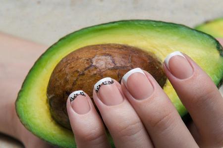 Der Verzehr von nährstoff- und vitaminreichen Avocados sorgt für starke Nägel, die weniger brüchig sind. Äußere Anwendungen ...