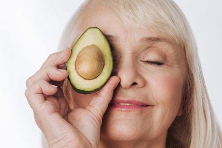 Für immer jung: Wer das Fruchtfleisch einer reifen Avocado mit etwas Kokosöl mischt, erhält eine natürliche Creme, die Fältc...