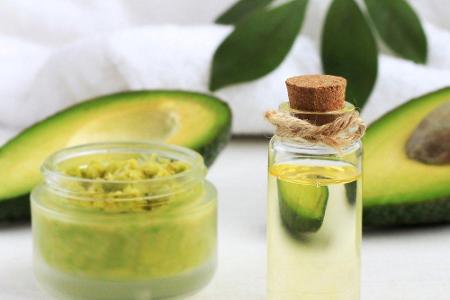 Es muss nicht immer der Rasierschaum aus der Drogerie sein: Aufbereitet mit Kokosnussöl und Sheabutter kann das Öl einer Avo...