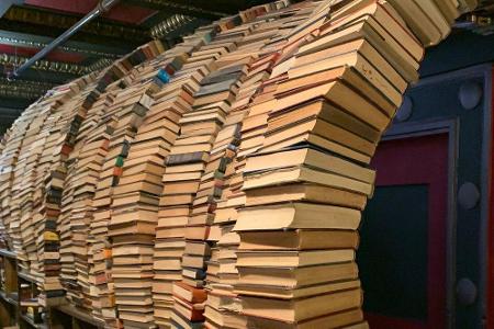 Im Last Bookstore in Los Angeles liegen die Bücher nicht einfach auf Tischen aus oder sind in Regalen einsortiert. Die Besit...