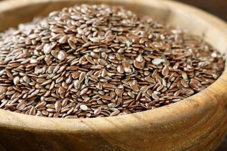 Leinsamen haben mehr Omega-3-Fettsäuren auf 100 Gramm als Chiasamen. Auch bei dem Proteingehalt hat das einheimische Produkt...