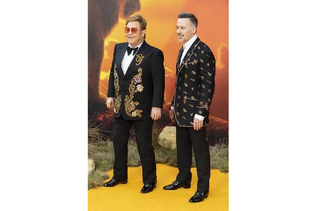 Fast 500 Millionen Dollar nennt Elton John sein eigen, doch er und sein Mann David Furnish wollen den gemeinsamen Söhne Zach...