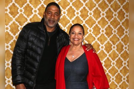 Seine Serien-Ehefrau Dr. Catherine Avery alias Debbie Allen ist seit 1984 in zweiter Ehe mit dem ehemaligen NBA-Basketballsp...