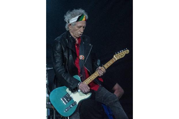 Auch Gitarrist Keith Richards meldete sich ohne Worte auf Twitter, teilte das Foto eines leeren Drumkits, an dem das Schild ...