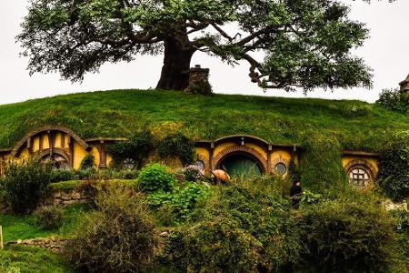 Blickt man auf die Hobbit-Höhle von Bilbo und Frodo Beutlin in Neuseeland kann man sich ein Hobbingen in Wales doch gut vors...