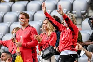 Anika Bissel (M), Freundin von Manuel Neuer, und sein Bruder...