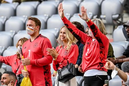 Anika Bissel (M), Freundin von Manuel Neuer, und sein Bruder...