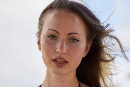 Elina (25) arbeitet als Kauffrau für Büromanagement in Bad Rappenau. 