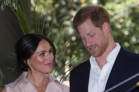 Zwei wie Pech und Schwefel! Am 1. Oktober hatten Meghan und Harry bekanntgegeben, dass sie das britische Boulevardblatt 