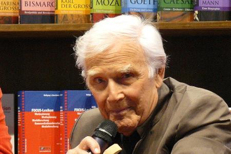 Wie viele Kollegen arbeitete Joachim Fuchsberger (1927-2014) auch als Schauspieler und beim Radio. Im TV moderierte 