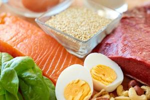 Nüsse, Fisch und mageres Fleisch sind hervorragende Proteinlieferanten.