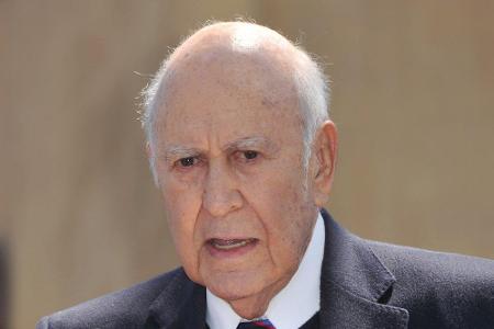 Carl Reiner war eine amerikanische Comedy-Legende, Autor, Darsteller und Regisseur. Der Mann, der hinter der legendären 