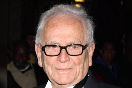 Der französische Designer Pierre Cardin wäre am 2. Juli 100 geworden. Er gilt als Miterfinder der futuristischen Mode und ar...