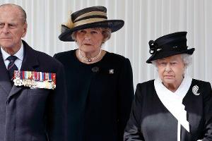 Queen Elizabeth II. (r.) trauert um Lady Farnham - hier sind sie gemeinsam mit Prinz Philip bei einer Veranstaltung im Jahr ...