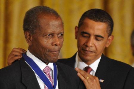 Barack Obama ehrte Sidney Poitier 2009 mit einem Orden.