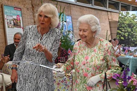 Die Queen (re.) hat Herzogin Camilla zum Mitglied des Hosenbandordens gemacht.