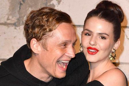 Matthias Schweighöfer und Ruby O. Fee schweben auf Wolke sieben.