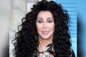 Cher und ihre ikonische schwarze Lockenmähne.