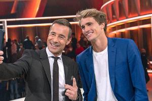 "Klein gegen Groß - Das unglaubliche Duell": Moderator Kai Pflaume (l.) mit Tennisprofi Alexander Zverev.
