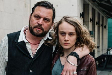 Die drogensüchtige Ella (Anke Retzlaff) steht im 