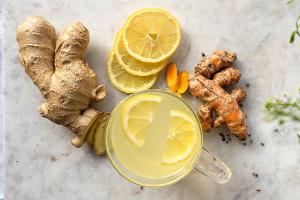 Ingwer und Zitrone helfen verlässlich bei Erkältungssymptomen.